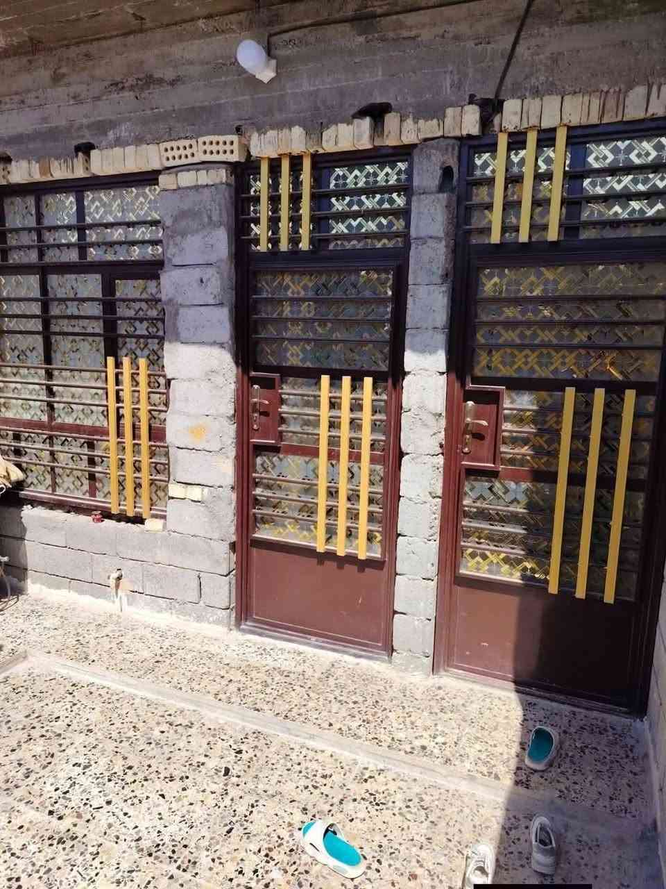 سلام عليكم اخوان بيت للبيع مساحه 125 متر قاطين بناء حديث سنه 2024 الطابق الاول يحتوي ع طارمه كبيره مدخلين استقبال وممر مطبخ وصاله ومنور وصحيات داخليه وخارجيه وغرفه نوم الطابق الثاني يحتوي ع غرفه نوم وحمام وصاله وسطح كبير عرض الشارع 10امتار البيت تجاوز مجمع فدك المشتل  مشمول بقرار تمليك وبيه قصاصه تمليك رقم الاتصال ***********
