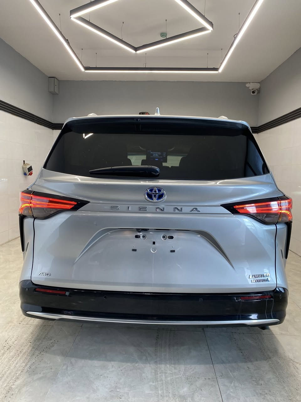 تويوتا سيينا 2024 🚐✨  
فخامة + عائلية + توفير بنفس الوقت!
🔹 محرك هايبرد اقتصادي جداً (توفير عالي بالوقود 
🔹 دفع رباعي (AWD) مناسب لكل الطرق  
🔹 داخلية لون أبيض 
🔹 شاشة كبيرة + نظام ترفيه متطور + Apple CarPlay و Android Auto  
🔹 أبواب كهربائية سلايد لسهولة الدخول والخروج  
🔹 8 ركاب براحة تامة – مثالية للعائلة والسفر 
🔹 نظام أمان Toyota Safety Sense (رادار، تنبيه مسار، فرامل طوارئ)  
🔹 تكييف متعدد المناطق لكل الركاب  

💡 سيارة تجمع بين الراحة، الأمان، والصرفية القليلة…
الصبغ بونيد + جاملغ رقم شاصي مرفق 
📍 المكان اربيل مدينة المعارض 
السعر :- 238 $ وبيها مجال 
للتواصل ☎️
***********
