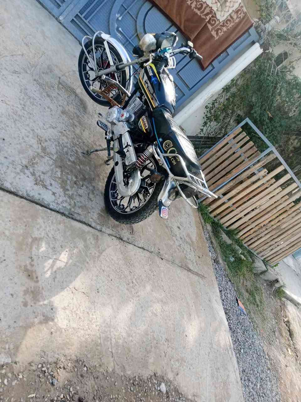 السلام عليكم دراجة سيفان موديل 24 الدراجة كاملة ما بيها نقص برغي كهربائيات كلها شغالة ماشية 7 آلاف حقيقي الدراجة علة وضع الشركة السعر 650 وبيها مجال جدا بصيط رقم الهاتف ***********
