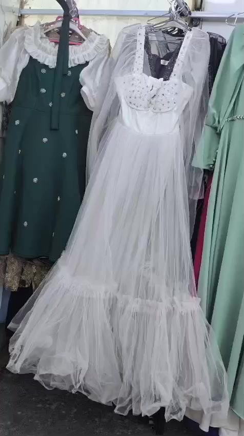 فساتين للبيع 
سعر قطعه 10000بيع شلع تصفيه محل 
***********
