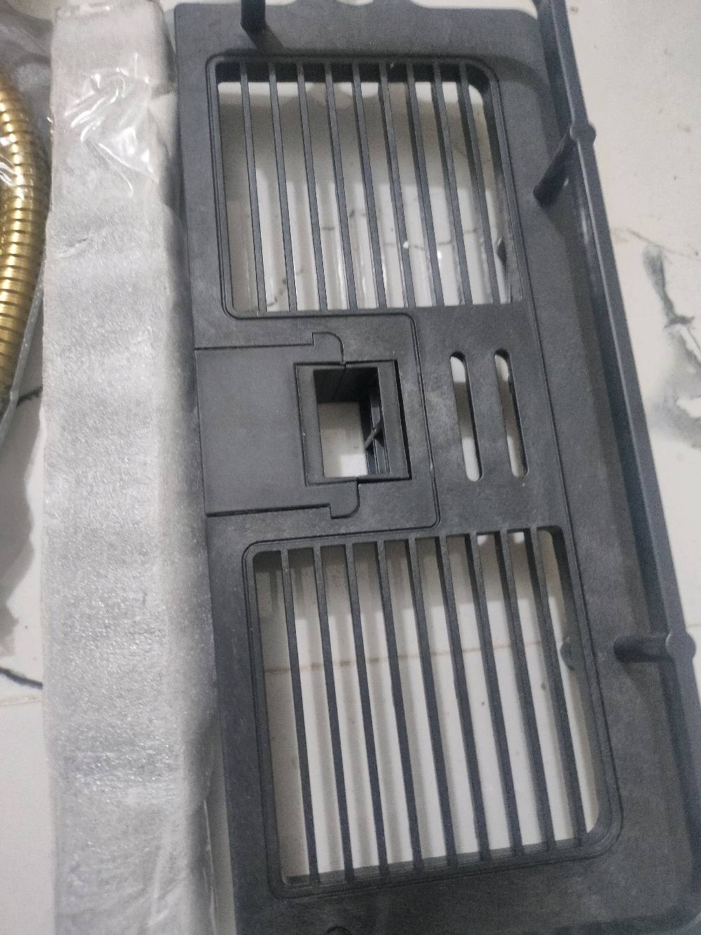 مجموعة دوش فاخرة بمزيج أناقته من الذهبي والأسود، مثالية لإضفاء لمسة مميزة على حمامك. تحتوي المجموعة على دش علوي مربع مع خيارات متعددة للرذاذ، وحوض استحمام بمرشة يد ومقبض تحكم ذهبي أنيق. المجموعة مصنوعة من مواد عالي الجودة لضمان المتانة وطول الأمد.