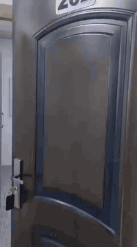 من رخصه الادمن 
يوجد  لدنيا شقق لإيجار يومي وسبوعي بسليمانيه مع كافه خدمات ونضافه غرفه او غرفتين من ختيارك لحجز اتصل ***********
