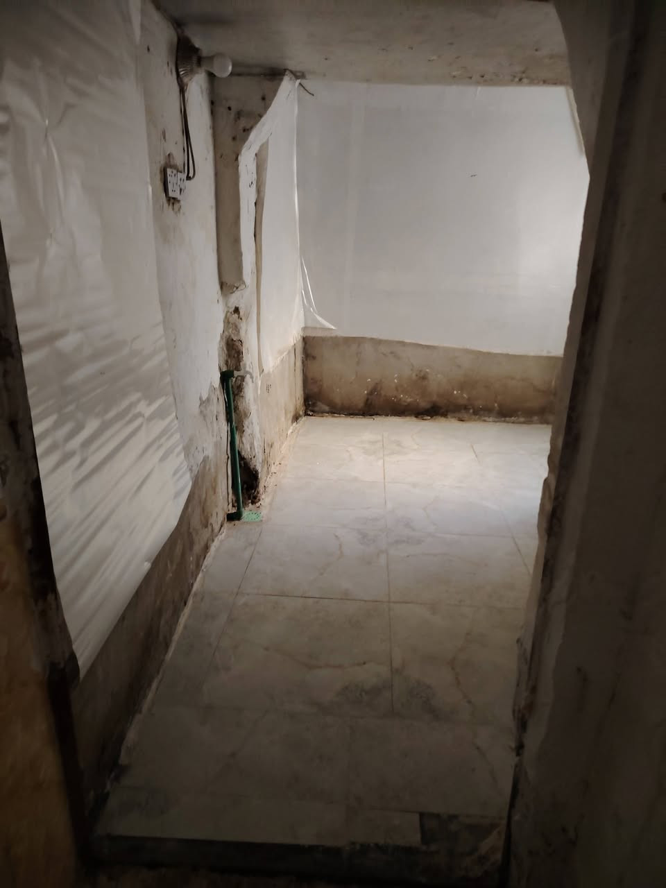 بيت طابق ارضي للاجار مساحة 150 مكون من غرف ومطبخ وصالة ومطبخ حار  واستقبال وهول السعر 350 للاستفسار *********** المكان حي العامل قرب مستوصف حي العامل منطقة الثامنة المدارس قريبة علية
