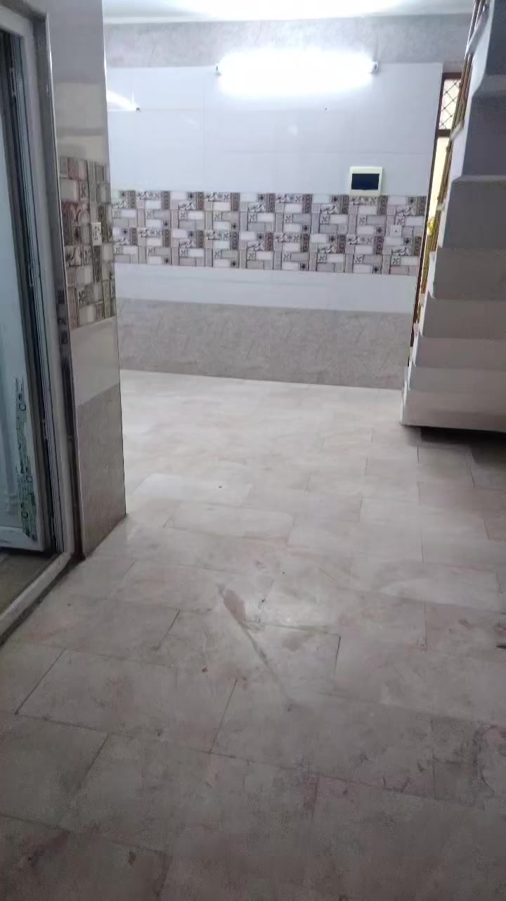 دار للايجار المحتويات ٣غرف نوم صاله مطبخ خدمات مدخلين بناء حديث عنوان الدار حي الشباب قرب مربع الرازي *********** ابوطه يوجد لدينا عروض آخره اجارات وبيع ومراوس..
