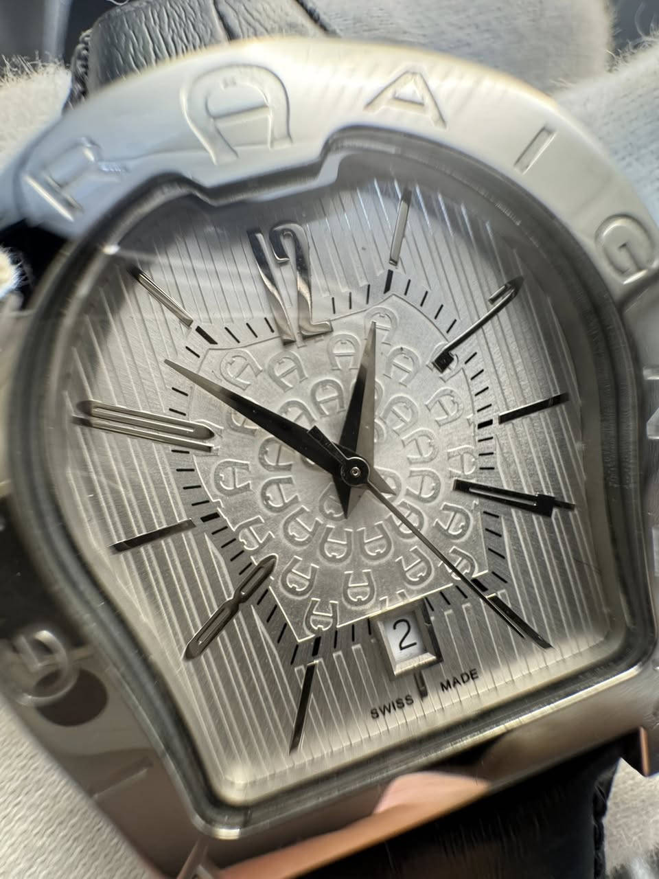 Aigner Verona Nuovo A22000
لعشاق النوادر (أكنر) سويسري أصلي مستخدم بدون علبة ساعة فقط 
- القطر 40mm الحجم الكبير
- نافذة لعرض التاريخ
- مينا مميزة بنقش أكنر مع طوق مطرز بحروف محفورة
- ماكنة تعمل بنظام البطارية
- سير جلد بلادي مع البوكل الأصلي
نظافة الساعة ممتازة كالجديد
للإستفسار مراسلة الصفحة ، يوجد توصيل الى جميع محافظات العراق
(نتعامل بالساعات الأصلية فقط)


**إذا كنت صاحب هذا الإعلان وتريد حذفه لأي سبب، رجاءا أرسل رسالة إلى الدعم الفني**