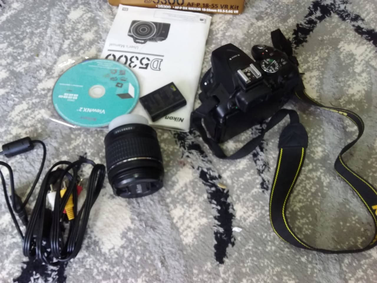 للبيع: كاميرا Nikon D5300 احترافية – نظافة ممتازة 99%)
الموديل: Nikon D5300.
الدقة: 24.2 ميجابكسل لصور فائقة الحدة.
الشاشة: متحركة بالكامل (Vari-angle)، مثالية لتصوير الفلوجات والسيلفي والزوايا الصعبة.
الاتصال: مزودة بـ Wi-Fi و GPS داخلي لنقل الصور للموبايل مباشرة وبدون وايرات.
الفيديو: تصوير Full HD 60p لتصوير فيديو سلس جداً.
الحالة والملحقات:
الكاميرا نظيفة جداً واستخدامها كان خفيفاً (الصور توضح النظافة).
تأتي مع الكرتون الأصلي وجميع الكتلوجات.
معها العدسة الأصلية  18-55mm VR 
قرص التعريفات، كيبلات التوصيل، وحزام الكاميرا الأصلي.
ملاحظة للأمانة: ( الكاميرا استخدام منزلي وليس مكتب تصوير )

الكاميرا معاها البطارية الأصلية، لكنها بدون شاحنة (سعر الشاحنة بسيط ومتوفر بالأسواق).
سبب البيع هو لاني محتاج فلوس لامور خاصة .
السعر: [350] الف . 
المكان: [الموصل].


**إذا كنت صاحب هذا الإعلان وتريد حذفه لأي سبب، رجاءا أرسل رسالة إلى الدعم الفني**