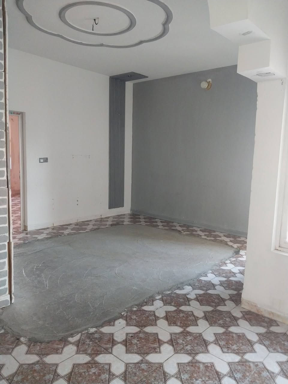 بنات عندي شقه طابق ثاني بزهور خلف منتزه زيونه مكونه من غرفتين نوم ومطبخ وصاله وصحيات للستفسار ع رقم ***********
