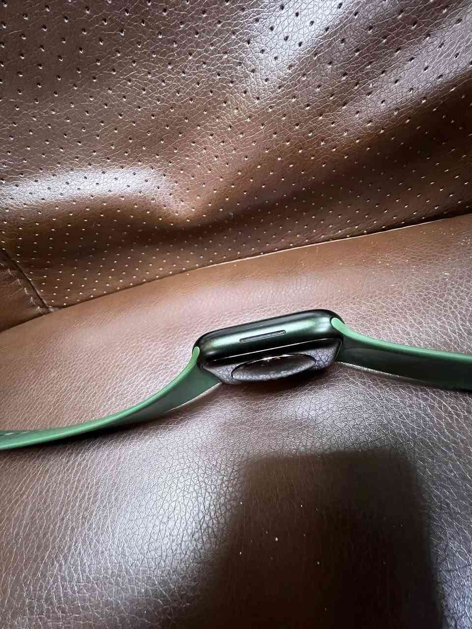 السلام عليكم 
 
للبيع    ساعة ابل وچ 

الجيل    السابع  

حجم     45 ملم 

لون   زيتون  

بطارية  🔋           100 

مبيها اي مشكلة شغالة    بيها سكراش بالشاشة بسيط  

والشاصي  مثل مموضح بالصور     بدون ملحقات   

السعر 175  

العنوان بغداد  حي الجامعة  

رقم   ***********
