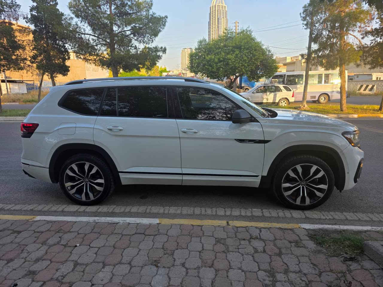 🚗 Volkswagen Atlas 2021 R lani 

فولكس واگن أطلس موديل 2021

– بحالة ممتازة جداً

السعر : 290$ مجال

📊 المواصفات العامة:

 • الممشى: 71 ألف ميل

 • المحرك: 6 سلندر 3.6 لتر

 • ناقل الحركة: أوتوماتيك 8 سرعات

 • نظام الدفع: 4Motion (دفع رباعي)

🛋️ الداخلية:

 • مقاعد جلد بلون بني عسلي فاتح فاخر

 • كشنات كهرباء + تدفئة مقاعد

 • 7 ركاب

 • تبريد ثلاثي (3 Zones)

 • شحن لاسلكي

 • عدادات ديجتال

📱 التكنولوجيا والترفيه:

 • شاشة معلومات كبيرة

‏ • Apple CarPlay + Android Auto

 • تحكم صوتي

 • تحكم بالشاشة عن بعد

🚦 أنظمة الأمان والمساعدة:

 • نظام قيادة ذكي

 • تثبيت سرعة

 • تحديد مسار تفاعلي

 • نقاط عمياء

 • حساسات 360 درجة

 • التعرف على إشارات المرور

💡 الإضاءة:

 • IQ LED

‎ • لايت ذكي مع الستيرن

‎ • إنارات ترحيبية

⚙️ مميزات إضافية:

 • 6 وضعيات قيادة

 • تشغيل عن بعد

 • تشغيل ذكي + دخول ذكي

‏ • Auto Hold

‏ • Auto Start/Stop

 • هاند بريك كهربائي

📌 ملاحظات:

 • شرط التحويل

📞 للتواصل:
*********** واتساب أربيل, العراق
