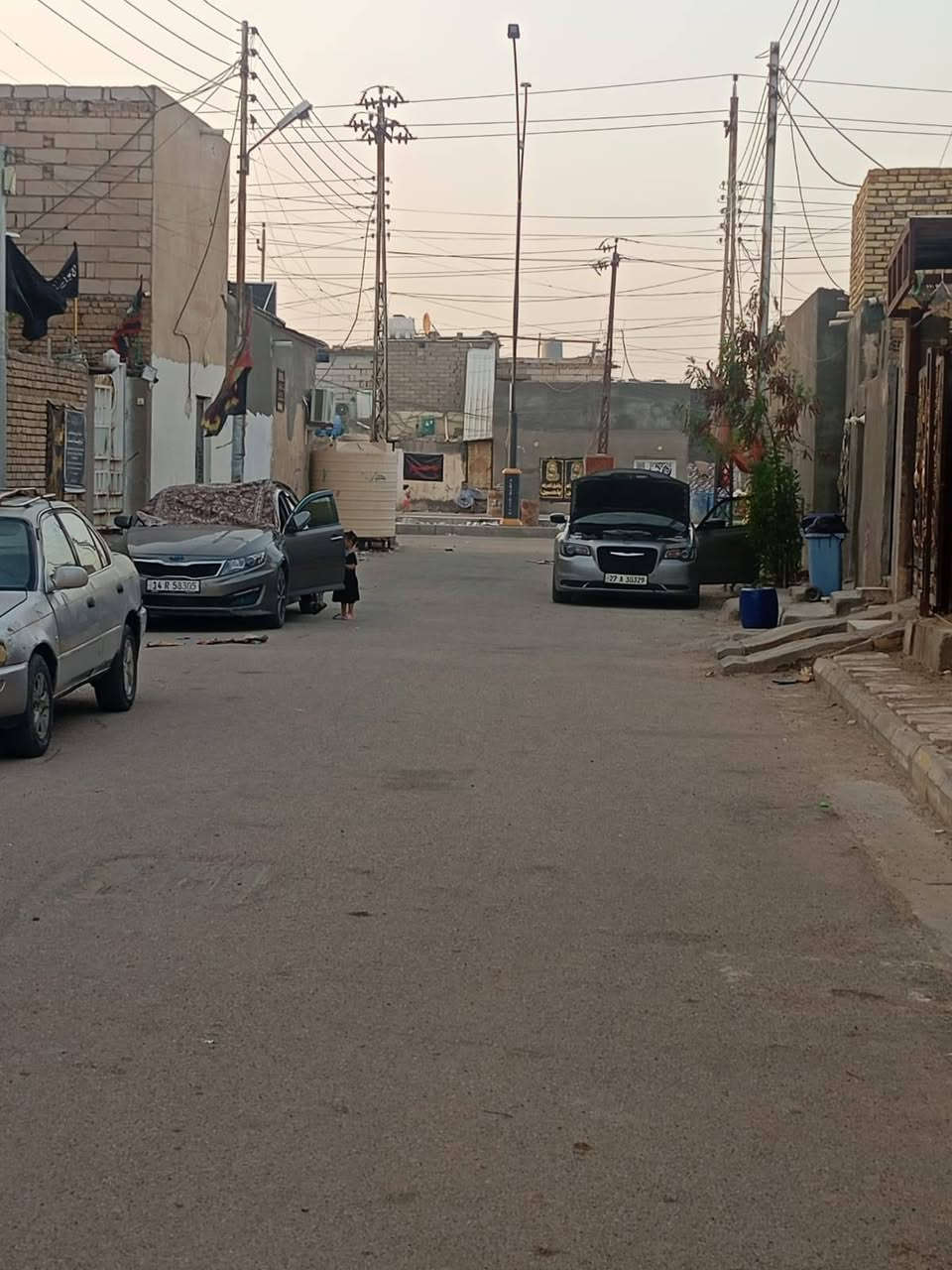 الدار للبيع مساحه 110م واقع حال 100م في حي التضحيه شارع العياده الستداره الثانيه قرب مجمع المرتضئ يبعد عن شارع العياده رابع بيت عنه متوفر جميع الخدمات يتكون من غرفه وصاله دوانيه مطبخ+منور وصحيات (سعر 100وبيه مجال) باقي التفاصيل تصل عله رقم ***********
