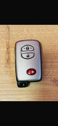 بصمة تيوتا للبيع قيم واخذها                        نضيفه جدا للاستفسار...