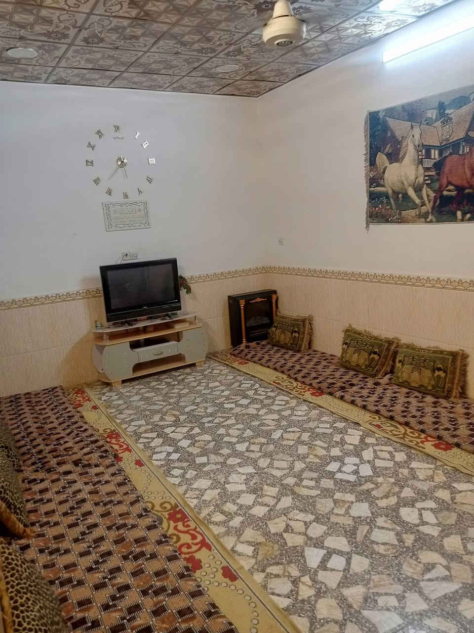 بيت مساحه ١١٠ متر مربع طابو زراعي.استقبال وصاله ومطبخ حار وبارد وغرفة نوم .سعره جوه السوك بهواي .جان موصل اكثر .بس ماجنه ناوين نبيعه وحاليآ عارضي جوه السعر الله شاهد لان توازينه..  ٤٥ مليون . بناء درجه اولى صب .طابوق جمهوري .حداديه تسكام .كاشي تسكام ابو المرمر .الواجها مغلفه سيراميك حجري .. البيت نضيف.والشارع تبليط .الله شاهد جيرانه ذهب .بس عدنه ظرف  وقررنه نبيعه  . عنوانه كوفه نفق المختار  مقابيل بانزين خانه ريبال بالجهه الثانيه شارع مخزن الموز مجاور اسواق المرتضى...وسعره مناسب قياسآ بالمنطقه وبالبناء مالته . . هذا رقمي الي يحب يتواصل واتساب ***********
