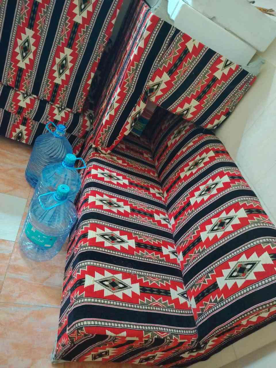 ديوان  كبير 18 قطعه استخدام قليل نظيف يصلح ديوان او حسينية او كوفي   سعر مليون  وتساب فقط ***********
مجال  قليل
