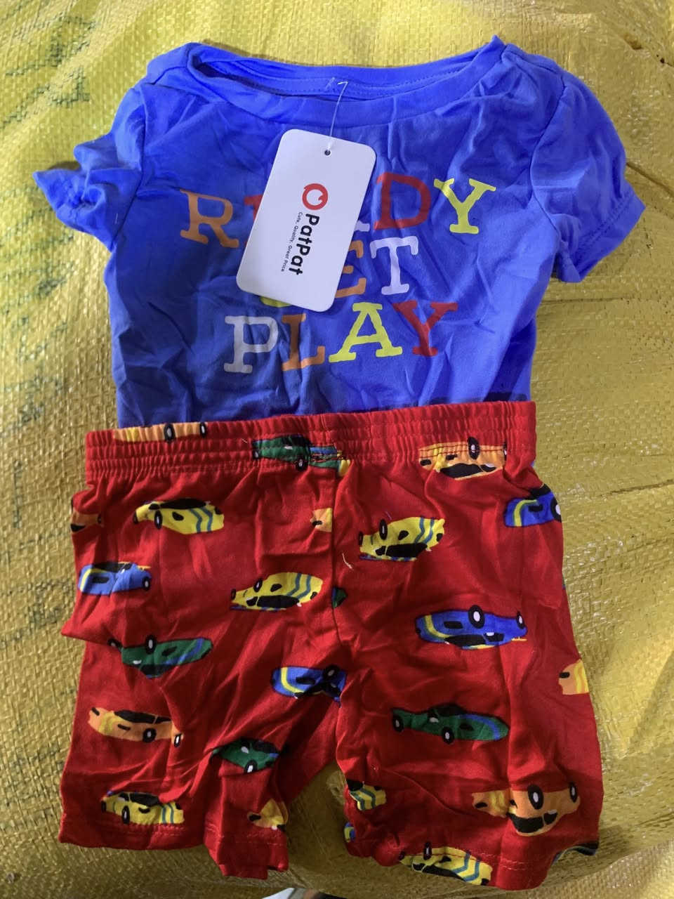 ملابس بات بات اطفال صيفي
العمر من 1 سنة الى 5 سنوات الشليف 100 قطعة كل قطعة لبسة كاملة سعر الشايف 200 الف 
***********
