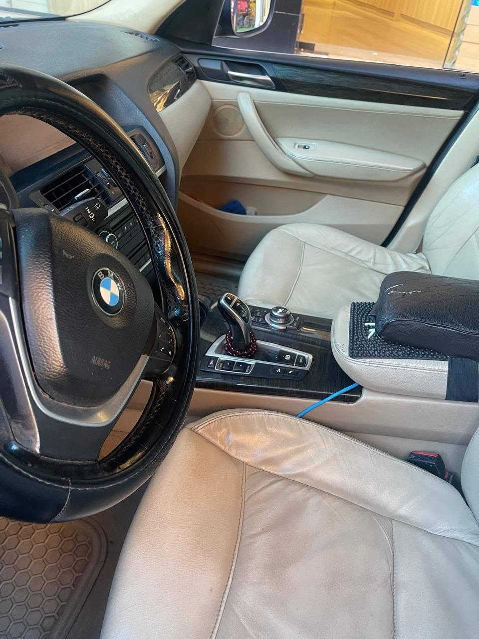 *BMWX3  فابريكا فابريكا 🔥*
*موديل 2013*
*المكنة والأساسيات:*
- الموتور: 3000cc - 6 سلندر 
- العداد: 325,000 كم شرعي
- الحالة: فابريكا دواخل وسقف وشنطة وأعمدة بدون جرام بوية
- الفتيس: أوتوماتيك

*الكماليات:*
- سقف بانوراما
- شاشة تاتش أصلية 
- جنوط سبور 18
- سنسور بارك خلفي 
- تكييف تاتش بارد تلج
- باور - 6 إيرباج
- مثبت سرعة + تحكم طارة مالتى
- مرايات ضم كهربا
بصمه 

*الورق:*
- رخصة سنة باسمي - مرور محرم بك اسكندرية
- العربية مش محتاجة مصروف - جاهزة للسفر


**إذا كنت صاحب هذا الإعلان وتريد حذفه لأي سبب، رجاءا أرسل رسالة إلى الدعم الفني**