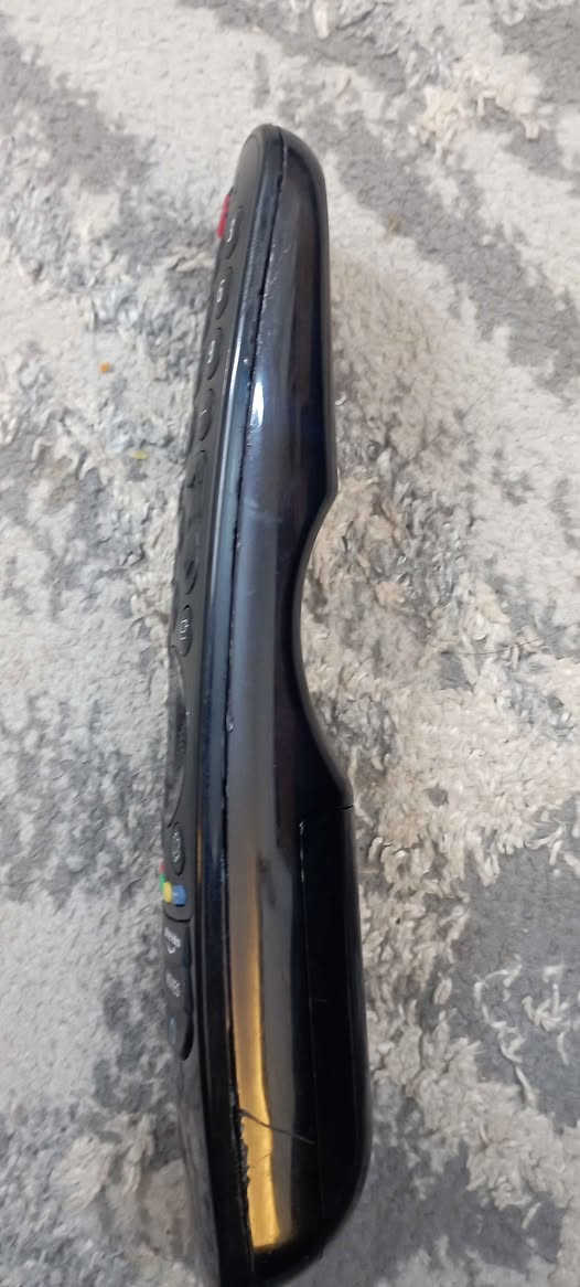 ريموت شاشات LG السحري (Magic Remote) الأصلي.
الريموت غني عن التعريف، يدعم الماوس (البكرة)، البحث الصوتي، والأزرار المباشرة للتطبيقات (Netflix, Disney+, Prime Video).
الحالة: مستخدم نظيف جداً، شغال بكل كفاءة وبدون أي مشاكل تقنية.
المميزات: استجابة سريعة جداً، يدعم الأوامر الصوتية، وتحكم كامل بالبكرة.
الضمان: البيع على الشغل والتجربة.
📍 الموقع: بغداد - المشتل
السعر 20.
🚚 التوصيل: متوفر لجميع محافظات العراق بقيمة (5 آلاف دينار) فقط. بغداد, العراق


**إذا كنت صاحب هذا الإعلان وتريد حذفه لأي سبب، رجاءا أرسل رسالة إلى الدعم الفني**