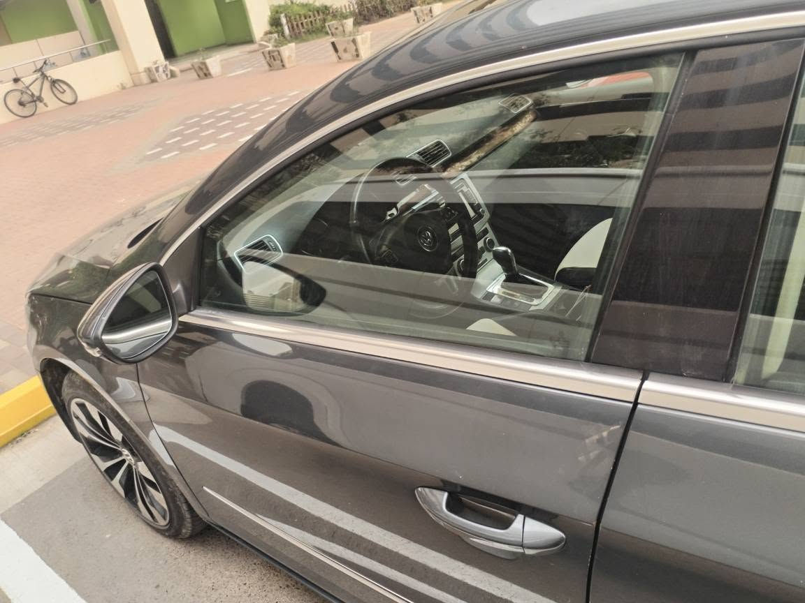 فولكسفاكن باسات سي سي خليجي /vw Passat CC  🇩🇪🇩🇪 
موديل 2012
المواصفات :
محرك 2000 تيربو (المرغوب) 
كير 6 نمر DSG (المرغوب) 
تبريد ثلج قطعتين
ABS + ESC Stabilization control
تشغيل بصمة
سايد بريك كهربائي
كاميرا وحساسات 
اوتو هولد 
مرايات كهربائية 
شاشة بلادية 
بردة كهربائية بلادية 
تحكم ستيرن كامل 
لايتات نهارية زينون 
ويالة بلادية حجم 17 
ماشية 170 الف كيلو قابل للزيادة 
رقمها بغداد انكليزي الجديد وسنوية مشروع وطني باسمي وتحويل ثاني يوم 
سيارة نظيفة ومال جناي دهن كلة موتل اصلي ومي راديتر اصلي بيها ضربة  الجاملغ الامامي عكس السايق فقط والباقي مكفول 
السعر 100 
 
للاستفسار الاتصال *********** بغداد, العراق

