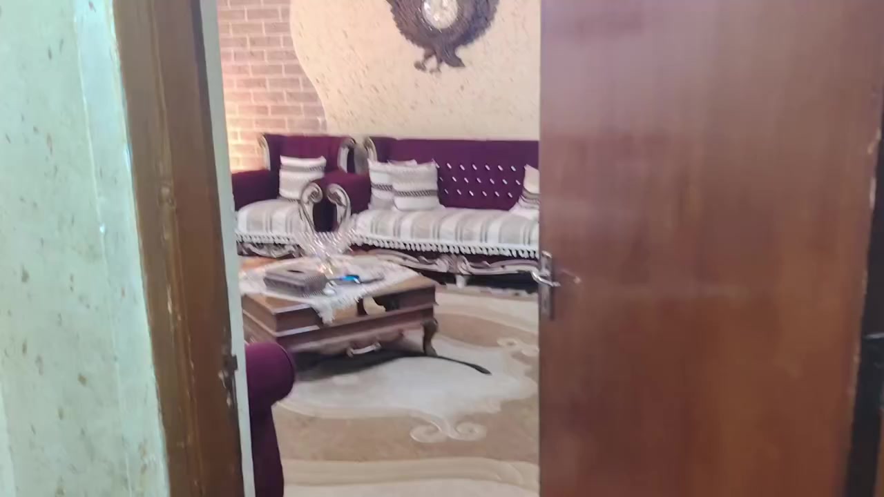 السلام عليكم بيت للبيت مساحه ٢٥٠ متر ملك طابو صرف  العنوان النهروان منطقه ٢٠٠٠ مقابيل المدارس البيت يحتوي علئ ٧ غرف وهول واستقبال الاستفسار الاتصال علئ الرقم /***********
