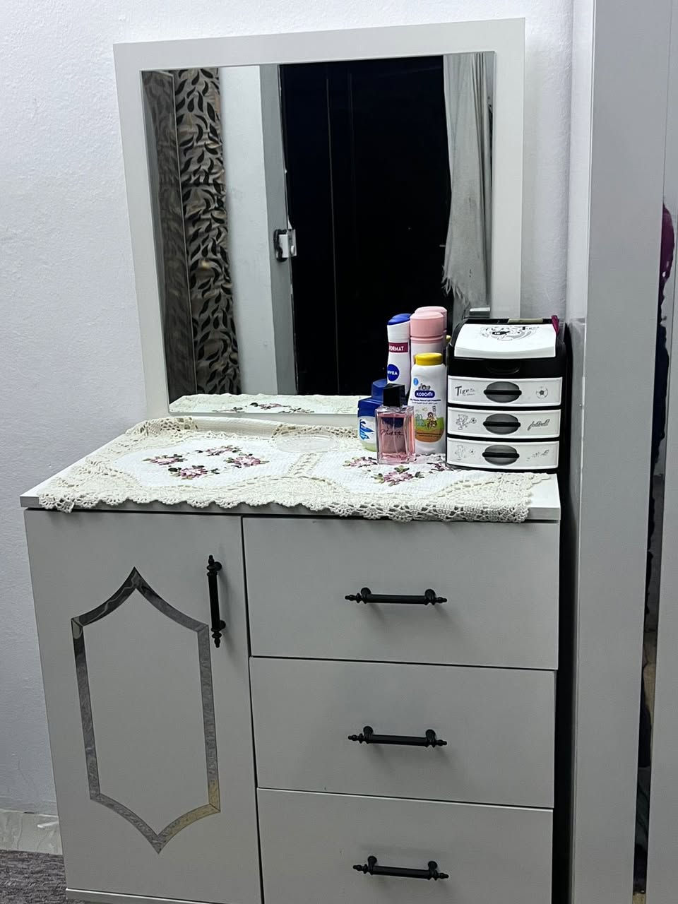 غرفه جديد مستعمل شي 20 يوم سعر 600:000 الف مجال بسيط عنوان دهوك بس بدون دوشك رقم الهاتف *********** من بعد ادمن
