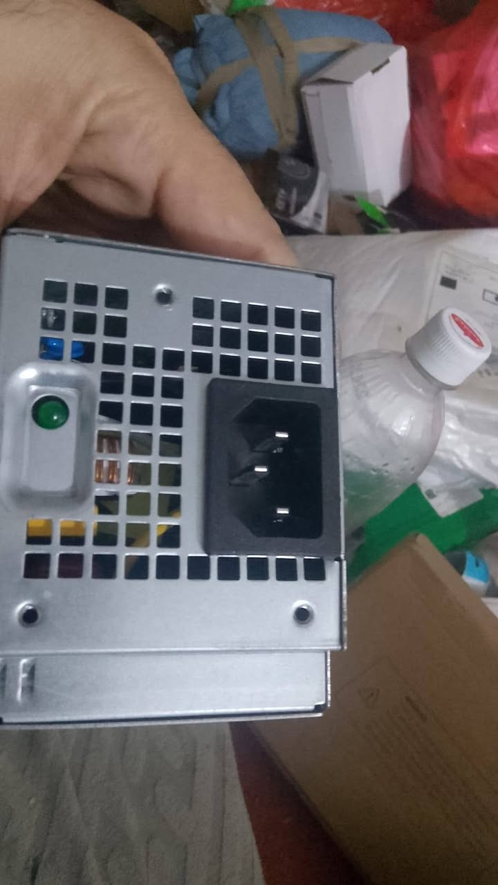 السلام عليكم سعر 135 بيه مجال 
📢 باور سبلاي Dell أصلي.. نظيف وشغّال لوز! 🖥️
لأصحاب حاسبات Dell المكتبي (SFF)، إذا باورك عطل أو تريد تبدله بقطعة أصلية ومضمونة، هذا الباور هو الحل:
✅ أصلي 100%: قطعة بلاد من شركة Dell العالمية.
⚡ أداء مستقر: طاقة حقيقية (180 واط) تحمي بورد حاسبتك من الحرق.
❄️ تبريد هادئ: مروحة ذكية وما تطلع صوت مزعج.
🥉 كفاءة عالية: حاصل على شهادة 80 PLUS Bronze (اقتصادي بالكهرباء).
مناسب لموديلات OptiPlex (3050, 5050, 7050) وغيرها من الفئات المتوافقة


**إذا كنت صاحب هذا الإعلان وتريد حذفه لأي سبب، رجاءا أرسل رسالة إلى الدعم الفني**