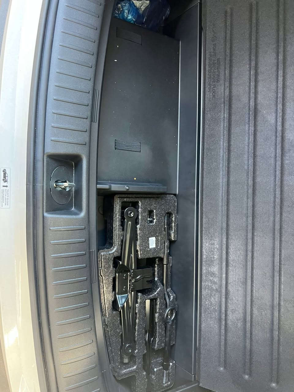 سلام وعليكم
سورنتو2025
الواصفات 
ويل 20
كراسي كهرباء 
باب خلفي كهرباء
كشات تدفئه
صندوك كهرباء الممشه 20000
للاستفسار 
***********
