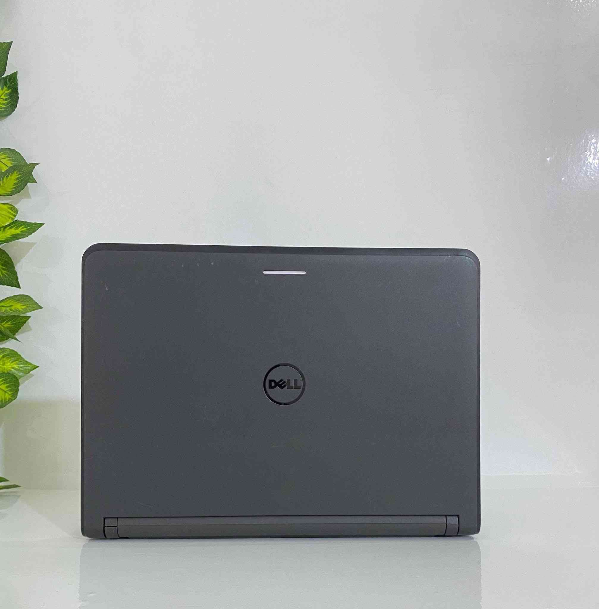 💻 Dell Latitude 3350 | الحجم المثالي للتنقل والأداء
جهاز عملي بوزن خفيف وحجم مدمج، مثالي جداً للطلاب والموظفين الذين يحتاجون لابتوب سهل الحمل مع أداء مستقر.
🔍 المواصفات التقنية:
• المعالج: Intel Core i5 (الجيل الخامس - فئة U).  
• الرام: 8GB DDR3 (قابل للتطوير).  
• الهارد: 256GB SSD (قابل للتطوير).
• الشاشة: 13.3 بوصة (حجم مدمج ومريح).
• كرت الشاشة: داخلي Intel بسعة تصل إلى 4GB.
• الكيبورد: عربي/إنجليزي.
🎁 الهدايا والملحقات:
(حقيبة، شاحن أصلي، ماوس، ماوس باد، تغليف كرتوني آمن).
🛡️ الضمان والخدمات:
• فحص المواصفات والنظافة عند المندوب قبل الاستلام.
• ضمان استبدال لمدة أسبوع كامل لضمان حق المشتري.
• تنصيب ويندوز، أوفيس، والبرامج الأساسية مجاناً.
💰 السعر: 175,000 دينار عراقي.
🚚 التوصيل: متوفر لجميع محافظات العراق.

📞 للحجز والاستفسار (واتساب/اتصال):***********
