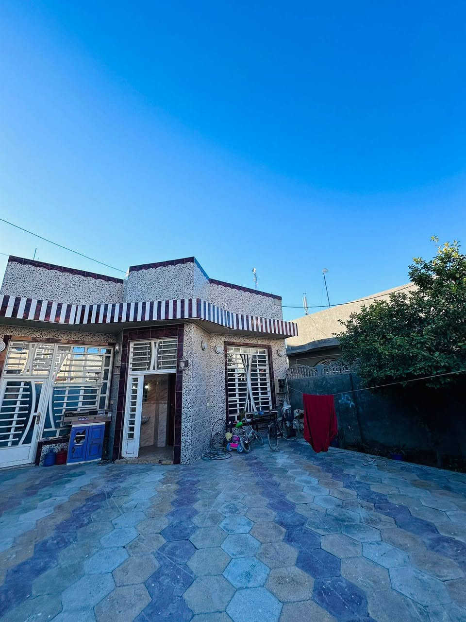 للبيع المساحه 250 متر 
غزفتين نوم كبار 
استقبال 7 في 4 ونص 
صالة 8 في 6 
مطبخ 5 في 4 
صحيات داخلية وخارجية 
بناء البيت سيراميك للسقف 
الارضية كله بورسلين ايطالي ..عنوان قرب دائرة الزراعه خلف بيت مهدي عاكول شاره 7 متر للاستفسار ***********.   ***********
