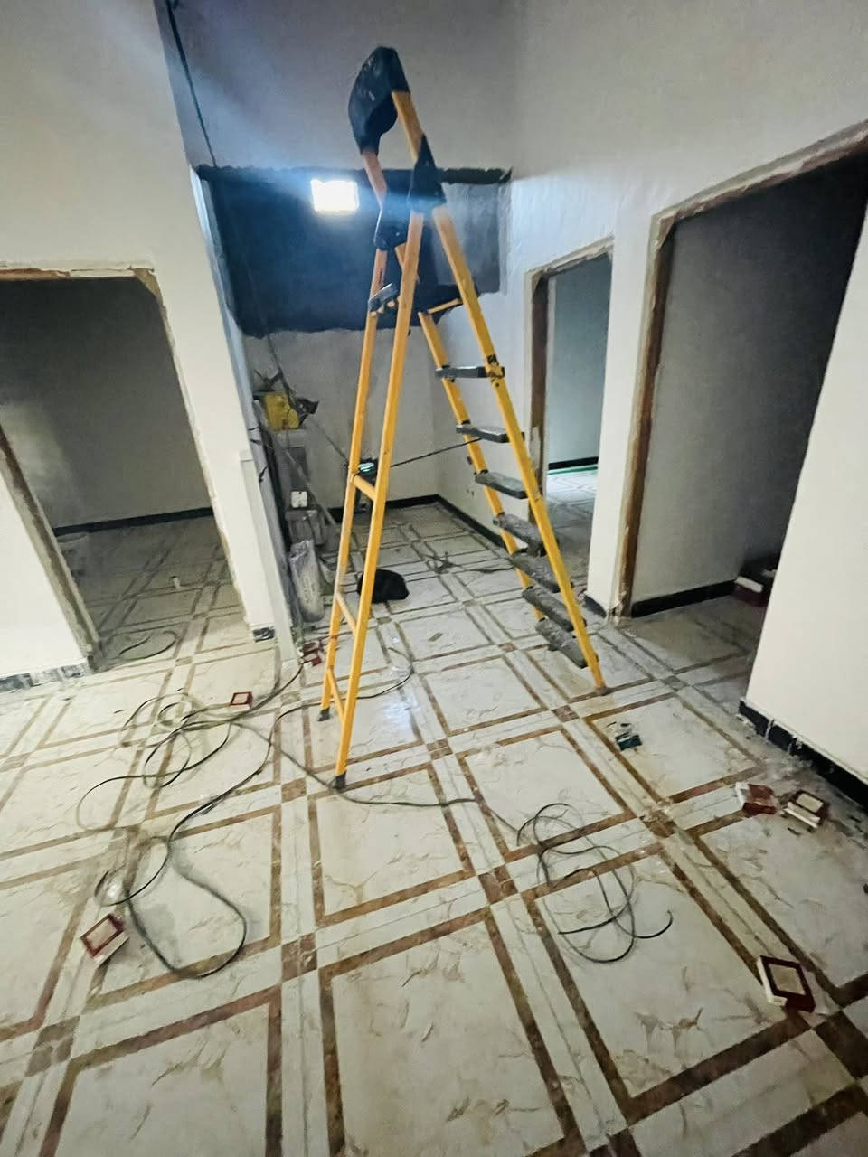 دارين للبيع عدد 2 بناء جديد صارله سنتين  المساحة الكلية 625 متر
في باب الهوى المنطقه الرابعه 
مساحة البيت الاول 153 متر 
يحتوي على ثلاث غرف ومطبخ وهول وصحيات خارج وداخل البيت 
مساحة البيت الثاني 200متر 
يحتوي على 3غرف  ومطبخ ودوانيه وهول وصالة وصحيات مع قطعه فارغة مساحه 112 متر بين البيتين الارض طابو صرف زراعي بسم عراقي 
وكالة ومكاتبة ونسخة من الطابو بسم عراقي وساكن بنفس المنطقة البيت قريب على الشارع وخدمات ماء وكهرباء وشارع
السعر 150 مليون قابل للتفاوض 
للاستفسار اكثر اتصل على الرقم ***********
