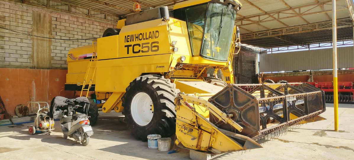 السلام عليكم حاصدة للبيع نيهولند هايدرو موديل 2000 خمسه بلم طبله 15فوت محرك شرط المكان الموصل تواصل على الارقام ***********
*********** السعر 60 مليون بيها مجال
