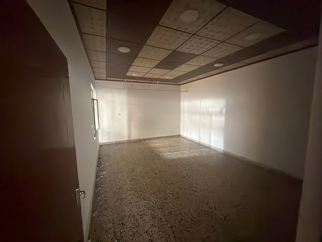 للإيجار للإيجار دار تجاري في حي النور على سايدين دانية ماركت
مساحة/ 335متر طابق واحد،،يحتوي على كراج كبير واستقبال وهول وغرفتين نوم ومنور ومطبخ وصحيات وبيتونة وسطح ناصي عالي سعر الايجار الشهري (مليون و250الف) قابل للتفاوض

للاستفسار تواصل على واتساب فقط. 
‏ ‭***********‬ اسيا / ‭***********‬
