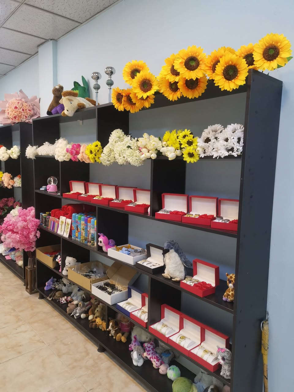 سلام وعليكم المحل للبيع ورود للهدايا سعر جدا مناسب عنوان المحل سايدين الاسرى والمفقودين مقابل حلويات سما للاستفسار الاتصال او مراسله الصفحه ***********
