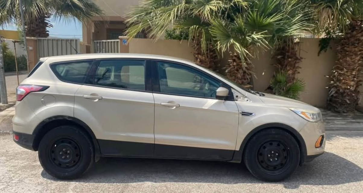 فۆرد ئیسکەیپ Ford Escape مەکینە 2.5 مـەرغوب
مۆدێل ٢٠١٧
٣ پارچة و بستيك لة چةمةلغي دواوة 
( پيش و پشتي كةپس)
چوار تايةي نويي لةسةرة 
سعری ١١٤ وەرەقە و کەمێک معامەلە

للبيع: فورد إسكيب 2017
• المحرك: 2.5 لتر (المرغوب).
• الحالة: بجم كبس 
3 قطع صبغ + شبر في التكملة الخلفية.
• الإضافات: 4 إطارات جديدة.
• السعر:113 ورقة (معاملة بسيطة).

0750/// 5795727 أربيل, العراق
