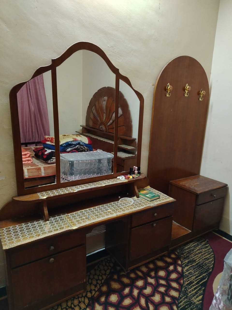 غرفة نوم ٣ قطع بدون قنصور سعر 150الف قفلها ***********
