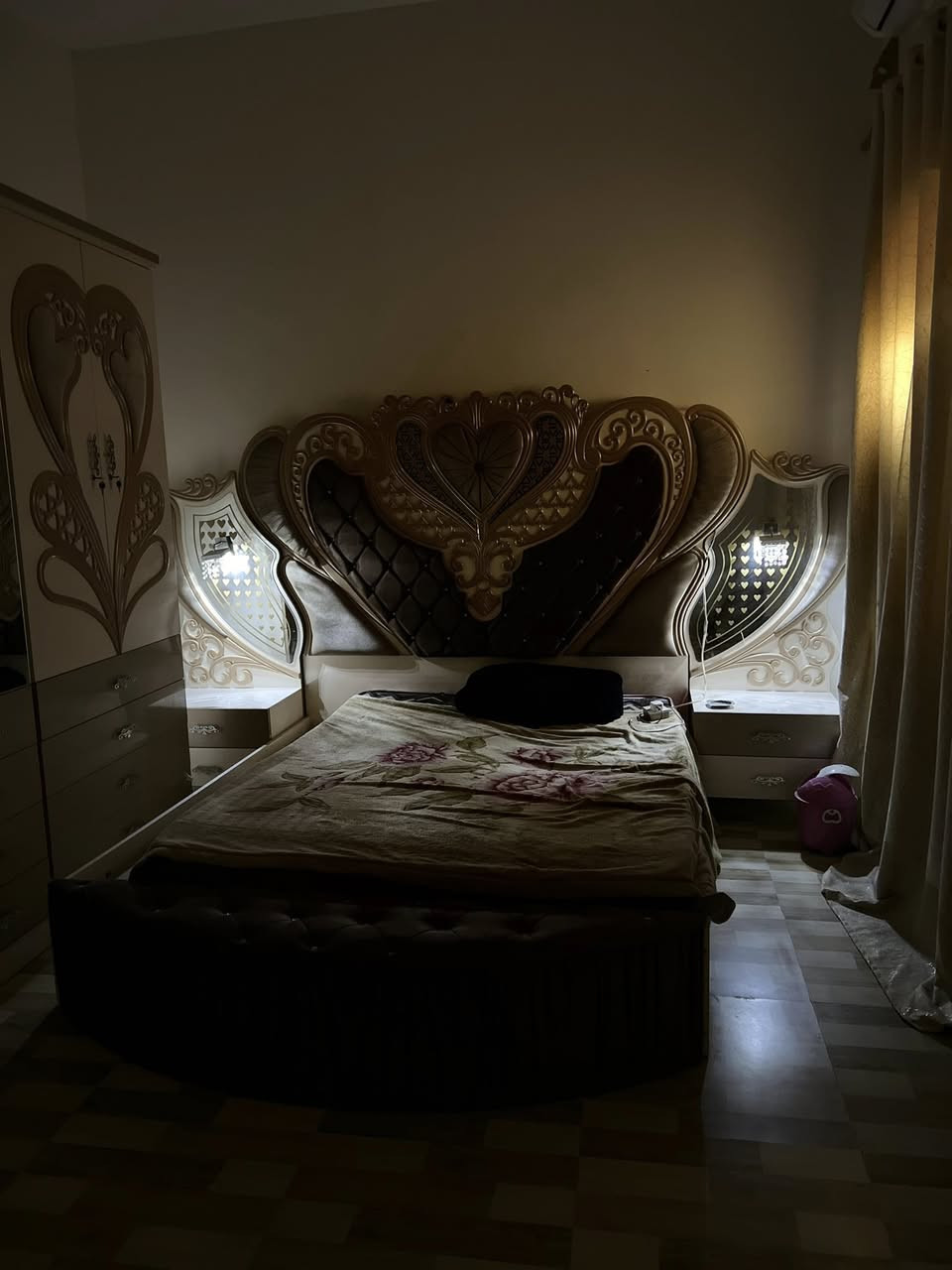 سلام عليكم. غرفه تركي حلوه وشوفت عينك ام 6.  هاي ملحقات غرفه كامله مثل ماتشوف بصوره وبعد انضف 800 وبيها مجال.   ناصريه مركز حي تضحيه.    ***********
