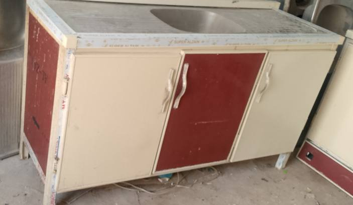 كاونتر مترين ونص وسنگي متر ونص السعر ٣٠٠ العنوان النجف مقابل قرية الغدير رقم الهاتف ***********
