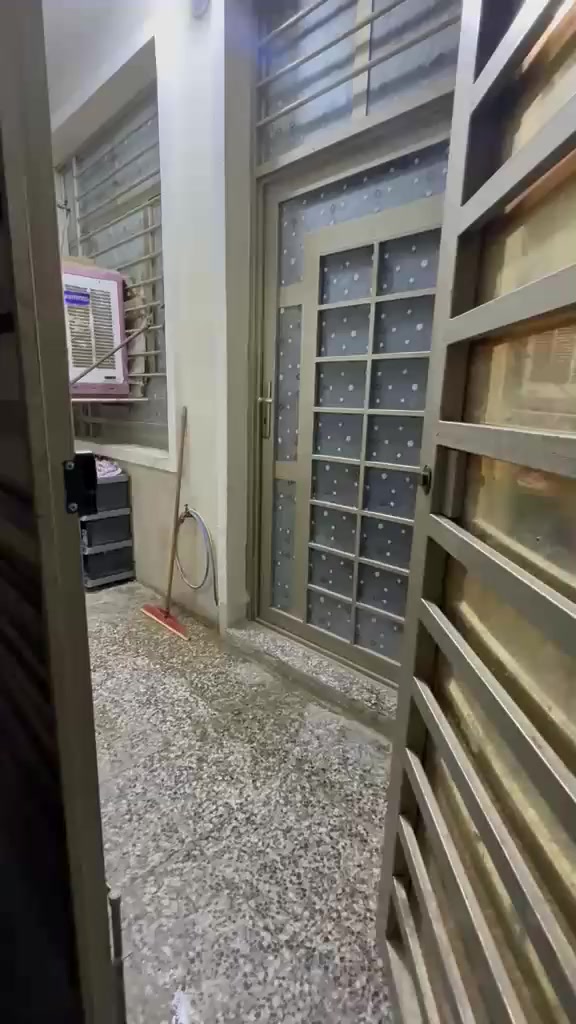 دار للبيع 86 متر زيرو سند 25 مسلح بناء طابوق  طابق ونص
ثاني يوم انذار محكمه… الدار علئ شارع تبليط
مدخلين….  يحتوي علئ استقبال للضيوف وغرفتين نوم مع مطبخ كبير و ترك وطرمه وخدمات صحيه عدد 2.ودرج وبيتونه السهر 88
العنوان السريدات الجديده الخفاجات بدايه مربع 3 شارع تبليط وكل الخدمات موجوده عرض الشارع 10 متر
للتواصل مكتب الفرات للعقار ***********
باداره عدنان الباشا
