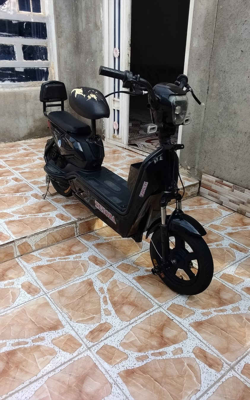 سلام عليكم. 
دراجه شحن البيع 
حجم 14نوعيه ثانيه 
دراجه جديدة. كامله. ما ناقصه اي شي  مال جناي  دراجه  تواير جديد     بطاريات.  جديد  وياها غراض  بيدرات زنجيل وسله ماميه  
مديل 25. دراجه نضيفه سعر 210بيها مجال ***********
