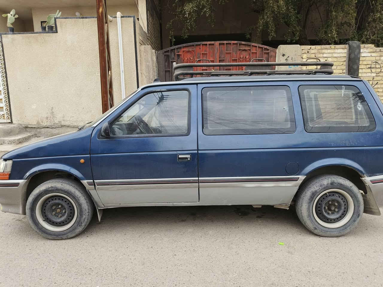 السلام عليكم اعيد نشر السياره بسبب الوعود الكاذبه 
‏دوج كلايزر 
‏مديل1992
‏السياره 7راكب كير او محرك كامري ابو الجف 
‏لا تنقيص ولا تبخير 
‏السياره مصبوغه صبغ عام للجماليه 
‏عندي صورهة قبل الصبغ 
‏السياره صدرهة نص عمر ثايراتهة نص عمر 
‏يرادلهة ترتيب قليل 
‏رقم السياره ديالى انكليزي 
‏مكان السياره بغداد الحسينيه 
‏السعر 35 
‏***********
‏خابر او تدلل اذا عندك مراوس حسب القناعه 
‏
