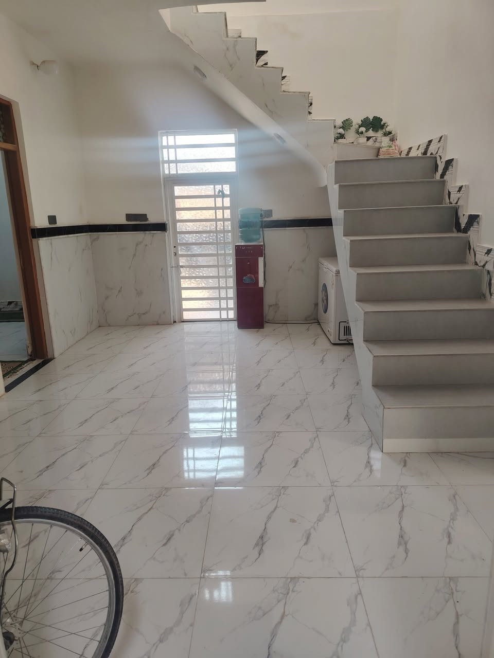 سلام عليكم اخوان عندي بيت بل رضويه ٨خلف مدينة الزائرين مساحه 175 بناء درجه اولى طابق اونص سقف كونكريت اساس حجر ماء مجاري شغل درجة أولى ابلوك كلاب شارع 10 أمتار ارتفاع عن الشارع تقريبا ٨٠ سنتم (شارع مقرنص جديد) يبعد عن الشارع العام نجف ابو صخير ٢٠٠ متر +ارضيه بورسلين حمامات سيراميك. كامل مكمل (السعر) خاص***********
