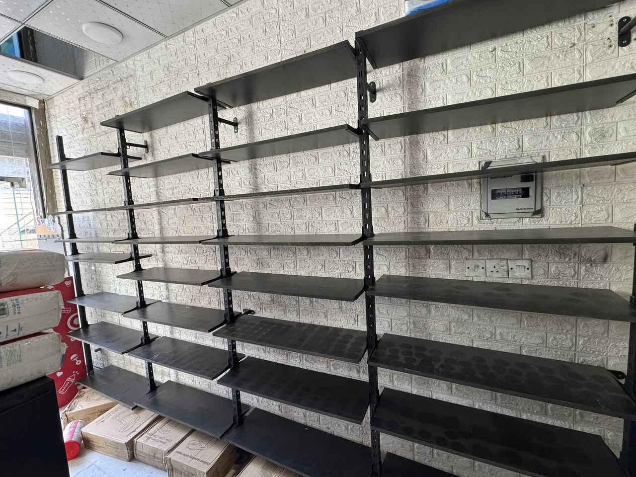 رفوف خشب تعليك 10 متر درجه اولى اخو الجديد وميز  

وكراسي *********** مكاني بغداد قريب مرور التاجيات
