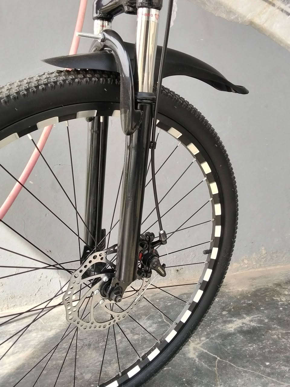 السلام عليكم بايسكل رياضي للبيع جديد مامشي لساعو صارلي يوم من شتريتو بريكاتو دسكات حساسات وره وجدام تبديلات وره وجدام السعر 120 وبي مجال قليل لساعو بلايلون اتصل وتدلل ***********
