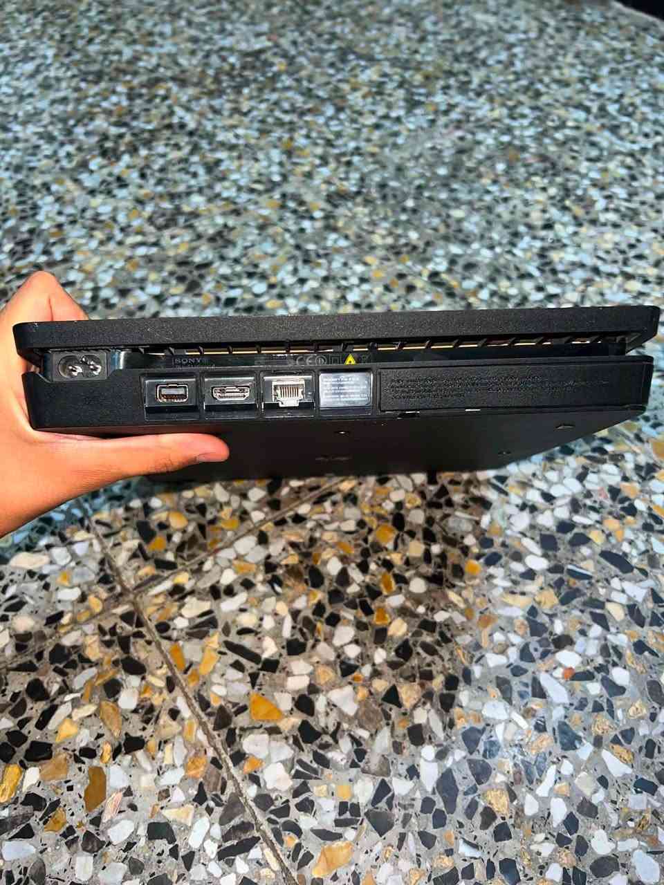 ⚠️ للبيع بلايستيشن 4 سليم (PS4 Slim) نظيف جداً مع 3 يدات ⚠️
السلام عليكم شباب، عندي جهاز بلايستيشن 4 سليم (PS4 Slim) بحالة ممتازة وجاهز للبيع:
 الملحقات واليدات: الجهاز يجي وياه 3 يدات كاملة (2 يدات أصلية + اليدة الثالثة تجاري درجة أولى "أصلي").+كارتون البلي
 الوايرات: يجي وياه واير الكهرباء الأساسي + واير الـ HDMI ماله الشغال مية بالمية.
 الألعاب وطور الأونلاين: الجهاز مثالي لتشغيل أقوى الألعاب مثل فورتنايت، كود، فيفا، وماين كرافت وبسلاسة عالية.
السعر المطلوب: 250,000 دينار عراقي.
مكان التواجد: بغداد.
للتواصل والاستفسار، يرجى مراسلة الخاص أو الاتصال على الرقم ***********

