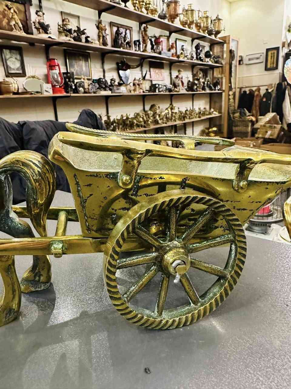 عربة وفرس نحاس ثقيل وزن 6 كيلو   طول 44سم نظافة تامة
*********** واتساب المحل في السليمانية يوجد توصيل
