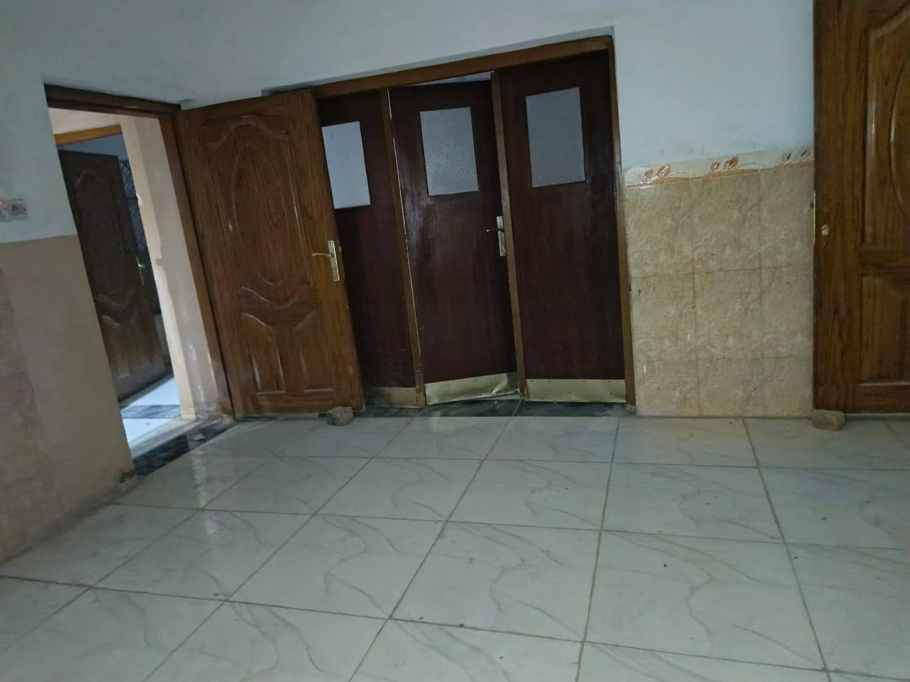 السلام عليكم للبيع في حي العسكري
دار للبيع الموقع  حي العسكري شارع الوكفه
مساحه 200 متر مربع طابو صرف 
بناء طابقين كونكريت 
الطابق الأرضي : غرفه استقبال وصالة عدد (2) 
مطابخ عدد (2)كراج سياره مجموعه صحيات عدد (2)
ممرات عدد (2) 
الطابق الأول : غرفتين نوم + صاله  مطابخ ( 2)
صحيات 
درج خارجي 
درج داخلي 
 مميزات اظافية  سطحين تقسيمه الى3 شقق استثمارية
الأستفسار اتصل ع رقم ‏‪***********‬‏
