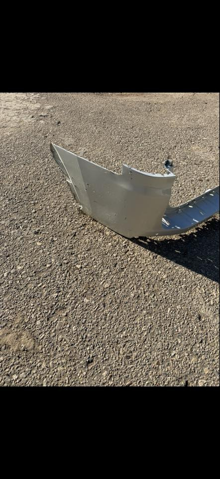 دعاميه خلفيه لاندكروزر 2023 مكفوله من الكسر والصبغ للبيع الاتصال ***********
