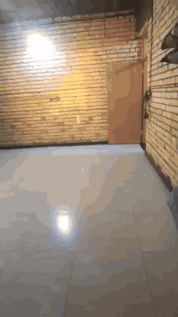 عندي دونم الواجهة 20*125وبي بيت كامل امكمل عدة الابياض  وبي محلات عدد ...