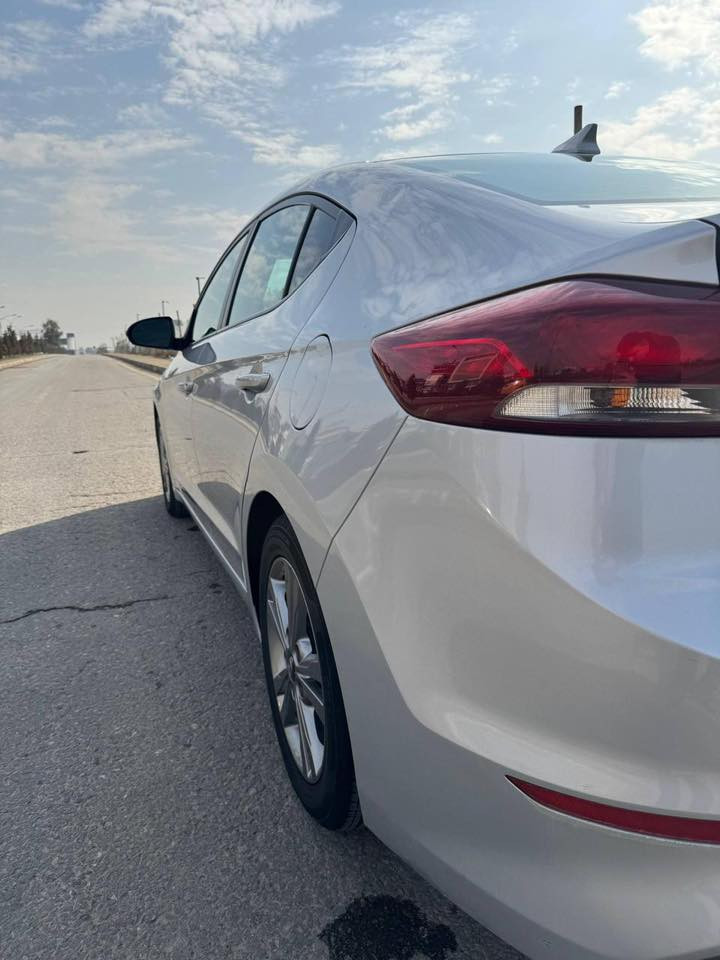 السلام عليكم سيارة النترا موديل 2018
كلين بدون صبغ  وبدون بارد مال بيت 
ماشيه ٣٥ الف ميل 
سنويه ورقم جديد 
السعر 145 بي مجال بسيط
*********** مكان الموصل
