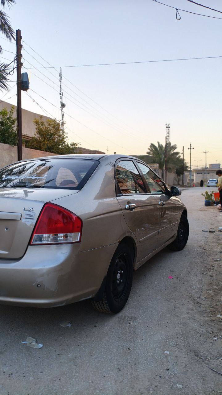 السلام عليكم سيراتو 2009 
بيه الجاملغ الأمامي مال العبري مبدل بلادي نفس لون السياره وصوب السايق جارد الأمامي رشات صبغ ابيع حزام بس هي مو حزام محرك كير حداديه مكفولات السياراه رقم انكليزي بغداد سنوية ل٣٠ هزه جديده السياره ناعمه وحلوه سعر السياره ٧٩ وبيه مجال 
للأستفسار الأتصال ***********
