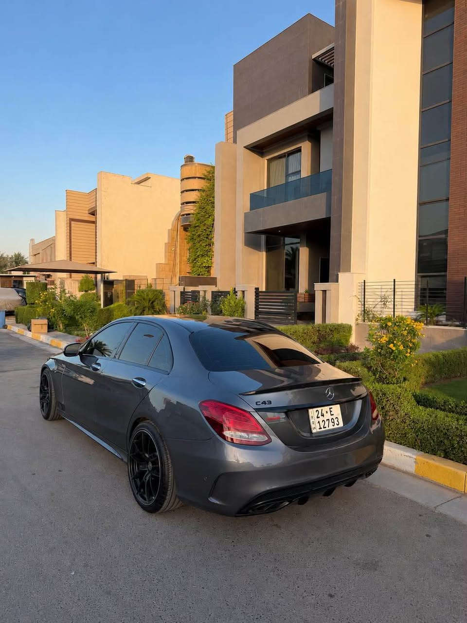 ‏MERCEDAS BENZ C300 2017
كت كامل AMG
مواصفات
. ابواب بصمه
. داخل جلد 
.كشنات خزن ميموري
.ستيرن كهرباء رادارت 
. صفر مسج بدون اي نقص  
. ويل وتخم تاير جديد AMG أصلي 
.ماشيه 68 مايل
.رقم دهوك الجدبد باسمي رقم وهزه وسنويه كله جديد 
. مكان السياره بغداد اليسيديه
وارد امريكي  حادث السياره بنيد مبدل نفس الون وحافه الجاملغ وبيها شويه بجاملغ الخلفي صبغ السياره بدون ايرباك ودواخل وبارد 
السعر 177ورقه 💵
للاستفسار اكثر اتصل 
*********** بغداد, العراق
