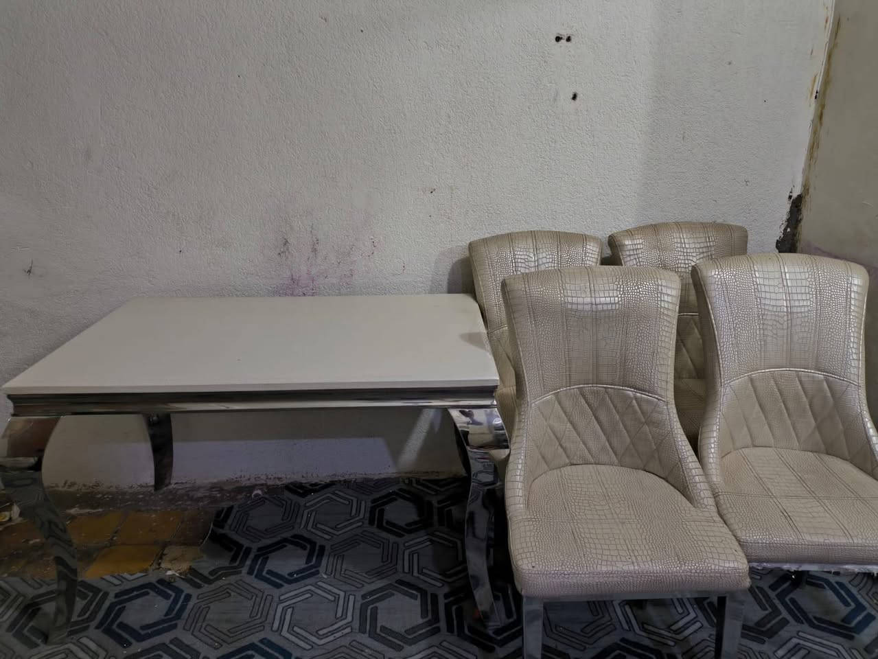 #ارفعو_المنشور_يالله 
#للبيع مستعجل 
طاولة طعام (ميز) مرمر مودرن تركي مع 4 كراسي بحالة جيده جدا استعمال اقل من شهر تصميم عصري وأنيق الطاولة بسطح مرمر فاخر مريحة  خامة قوية وثابتة، اني مشتريته 650 بس عندي ضرف واريد ابيعه 
السعر 300ألف وبي مجال

للتواصل والاستفسار ***********واتساب
#المكان المسيب شارع الرابع
